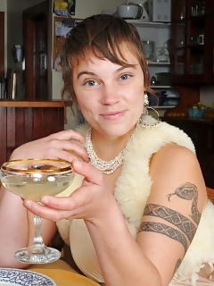 Artemisia Hairy Dutch Women